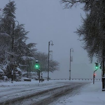 Advertências de viagem após neve e gelo atingirem o norte da Escócia