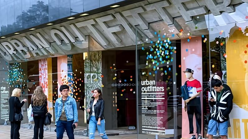 Cafés Urban Outfitters, Dreams e Royal Parks criticados pelo uso de app de gig