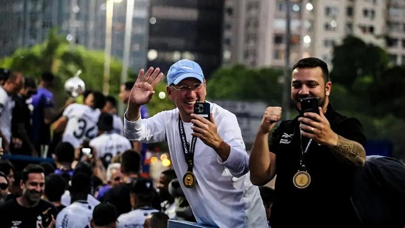 John Textor e Alessandro Brito, homem forte do futebol do Botafogo (Foto: Arthur Barreto/Botafogo)