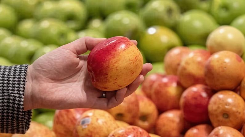 Estudo aponta coquetéis de pesticidas que contaminam maçãs na Europa