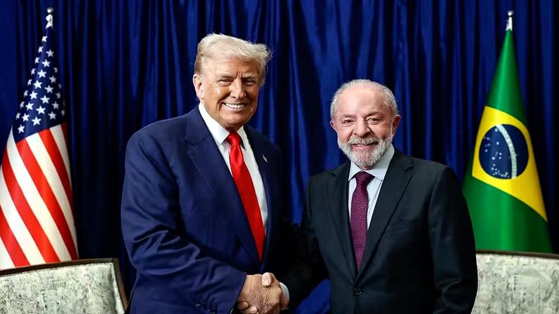 Presidente da República, Luiz Inácio Lula da Silva, durante Encontro com o Presidente dos Estados Unidos, Donald Trump, durante o 47ª Cúpula da Associação de Nações do Sudeste Asiático - ASEAN em Kuala Lampur, Malásia. — Foto: Ricardo Stuckert/Presidência da República