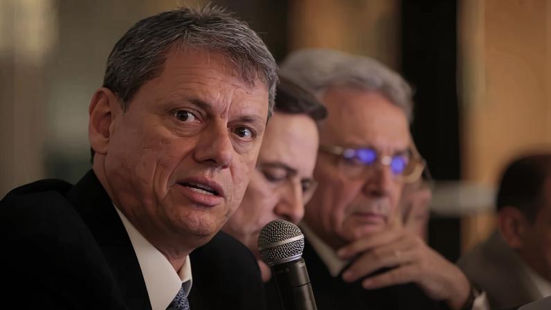 ‘Cara de pau’: a reação de Gleisi a Tarcísio por falar em ‘crise moral’ após visitar Bolsonaro