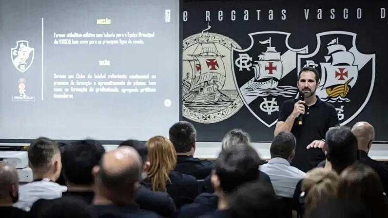 Rodrigo Dias discursa funcionários da base (Foto: Dikran Sahagian / Vasco)