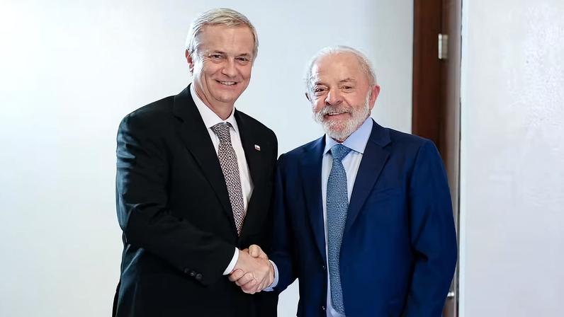 Kast, o presidente eleito do Chile, e o presidente Luiz Inácio Lula da Silva, em reunião no Panamá — Foto: Divulgação/ PR