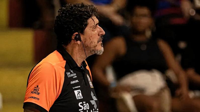 Técnico Luizomar de Moura na partida entre Sesc RJ Flamengo e Osasco pela Superliga (Foto: Paula Reis/ Flamengo)