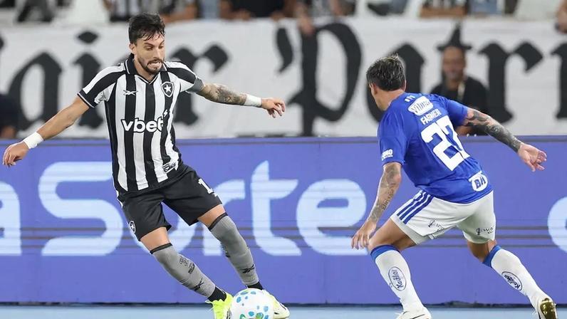 Alex Telles em ação na vitória do Botafogo (Foto: Vítor Silva/Botafogo)