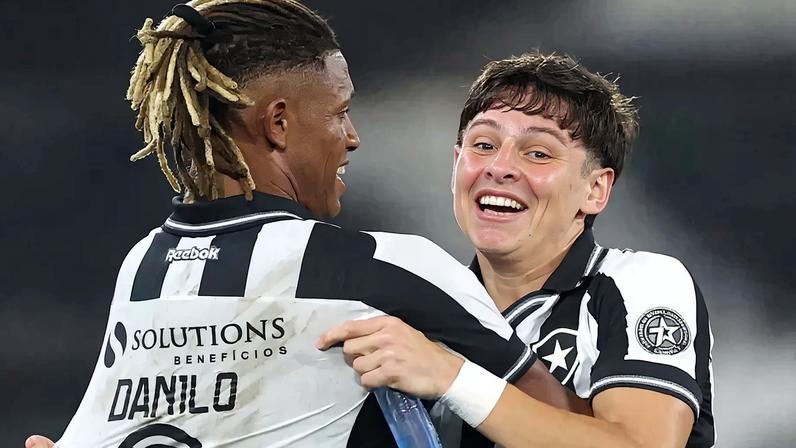 Danilo e Montoro comemoram gol pelo Botafogo (Foto: Vitor Silva/Botafogo)