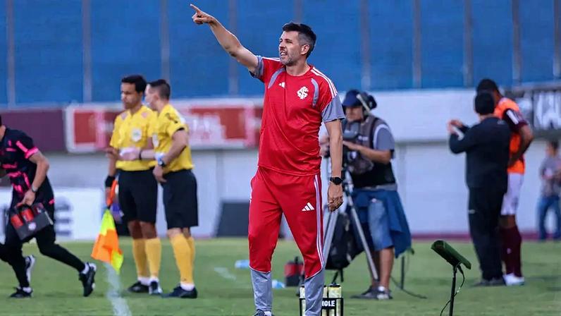 Paulo Pezzolano durante a partida contra o Caxias (Foto: Ricardo Duarte/SC Internacional)
