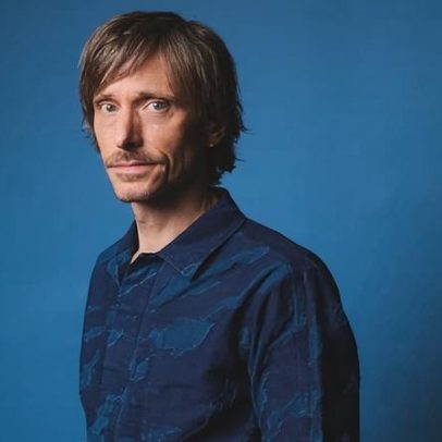 Mackenzie Crook comenta humor, crueldade e ser referência na TV