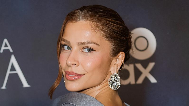 A aposta ousada de Grazi Massafera em look para festa da novela 'Dona Beja', atriz usa vestido de R$ 46 mil com blazer invertido. Fotos!