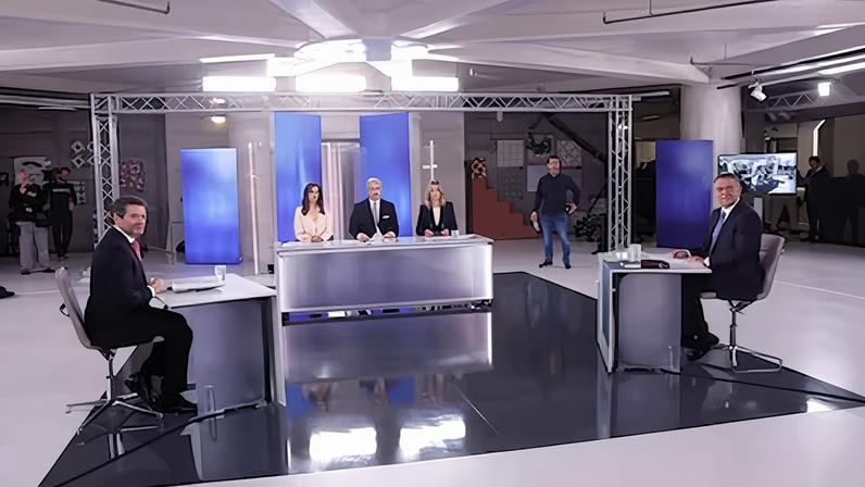 André Ventura (izquierda) y António José Seguro, al comienzo del debate electoral celebrado en Lisboa.