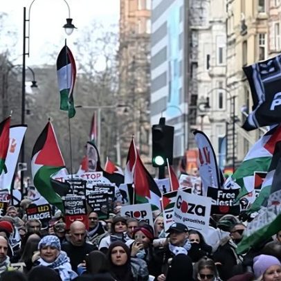 Peter Tatchell é preso por carregar cartaz 'globalise the intifada'