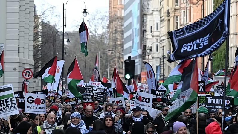 Peter Tatchell é preso por carregar cartaz 'globalise the intifada'