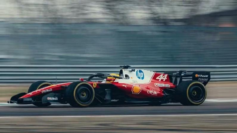 Lewis Hamilton guia SF-26, carro da Ferrari na F1 2026, em shakedown em Fiorano — Foto: Divulgação