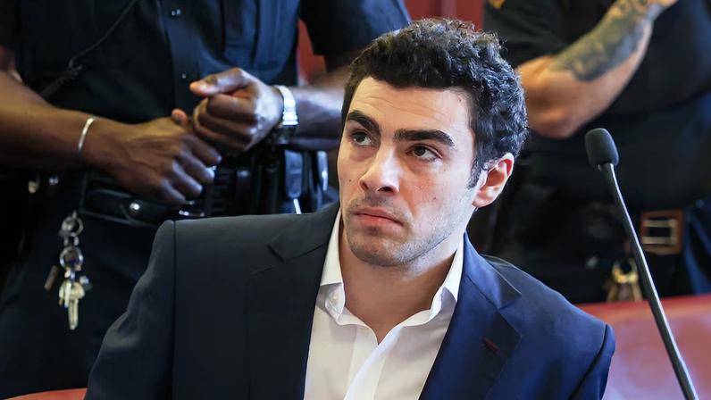 Luigi Mangione comparece ante el Tribunal Penal de Manhattan para una audiencia probatoria, el 18 de diciembre de 2025, en Nueva York.