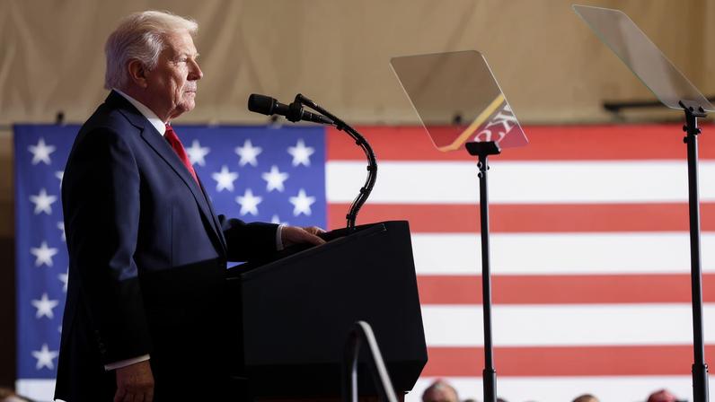 U.S. President Donald Trump delivers a speech on energy and the economy, in Clive, Iowa, U.S., January 27, 2026. REUTERS/Kevin Lamarque