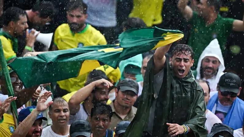 Nikolas Ferreira, em manifestação após a Caminhada da Liberdade. (Foto: Andre Borges/EFE)