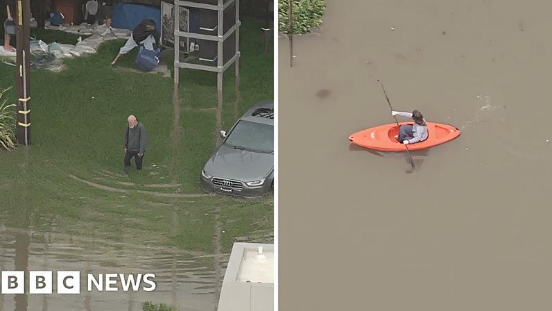 Moradores navegam de caiaque por águas de enchente na Baía de São Francisco