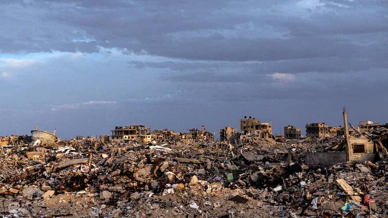 Buildings lie in ruins amidst the rubble in Rafah, in the southern Gaza Strip, on December 8, 2025. REUTERS/Nir Elias /File Photo