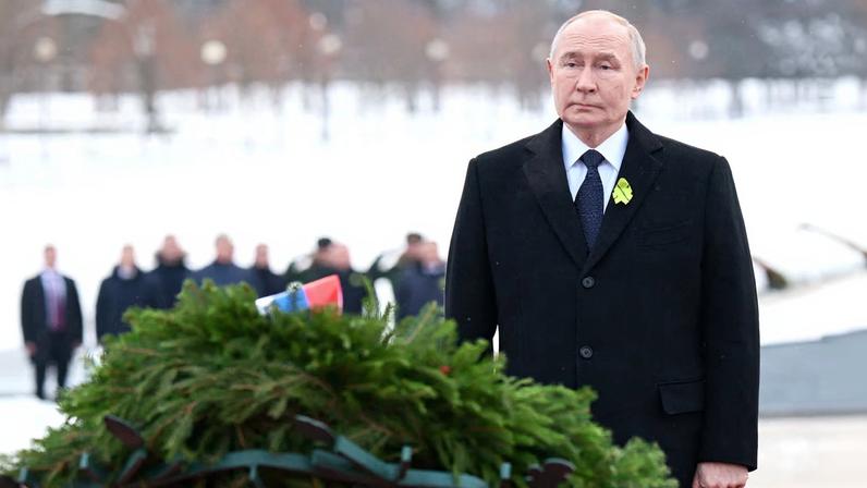 Russian President Vladimir Putin attends a flower-laying ceremony by the Motherland monument at the Piskaryovskoye Memorial Cemetery to mark the anniversary of Soviet forces breaking the Nazi siege of Leningrad in 1944 during World War Two, in Saint Petersburg, January 27, 2026. Sputnik/Alexei Danichev/Pool via REUTERS/File Photo