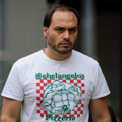 Carlos Bolsonaro comenta decisão de Moraes que negou prisão domiciliar