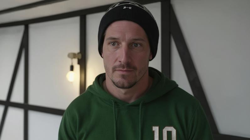 Pai devastado após enchentes arruinarem a casa da família