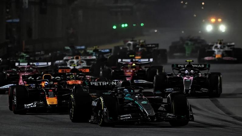 Largada do GP de Singapura de F1 (Foto: Lillian SUWANRUMPHA / AFP)