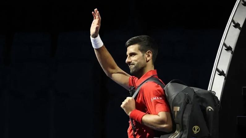 O sérvio Novak Djokovic se despede do público após nova derrota para Sinner