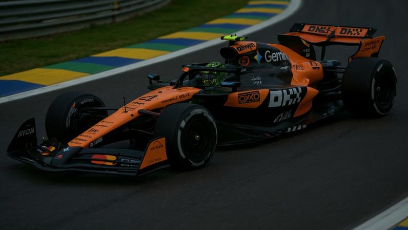 Lando Norris durante primeiro treino livre do GP de Interlagos na F1 2025 (Foto: Nelson ALMEIDA / AFP)