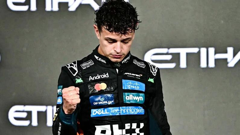 O britânico Lando Norris comemora o título da temporada da Fórmula 1 (Foto: Giuseppe CACACE / AFP)