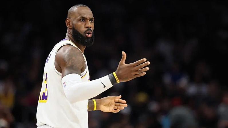 Lebron James em Phoenix Suns x Los Angeles Lakers na NBA (Foto: Mike Christy / Getty Images via AFP)