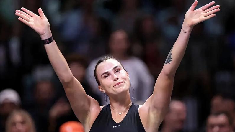 A líder do ranking mundial, Aryna Sabalenka, durante a 'Batalha dos Sexos' (Foto: Christopher Pike / POOL / AFP)