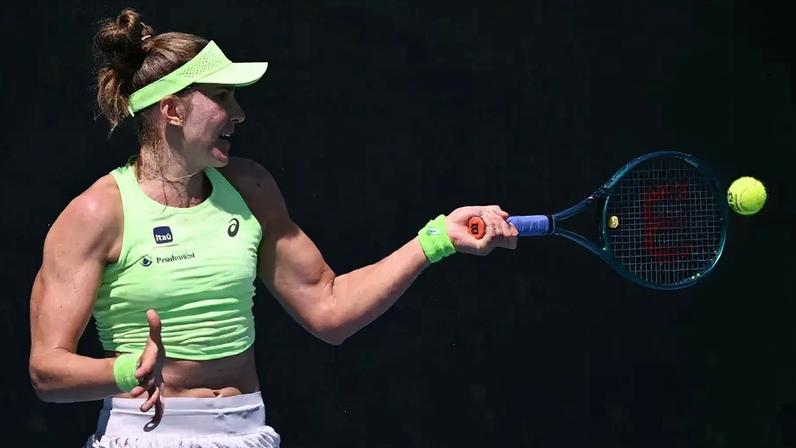 Bia Haddad devolve a bola de forehand na estreia contra a cazaque Yulia Putintseva no Australian Open (Foto: William West/ AFP)
