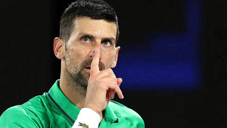 Novak Djokovic reage a um ponto contra o holandês Botic van de Zandschulp durante partida de simples masculino no sétimo dia do Australian Open, em Melbourne, em 24 de janeiro de 2026 (Foto: Martin Keep/AFP)