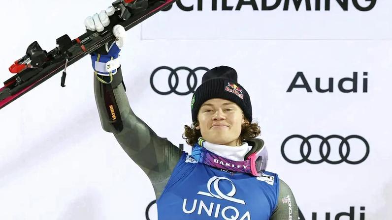 Lucas Pinheiro, do Brasil, celebra o segundo lugar no slalom gigante da Copa do Mundo de Esqui Alpino, em Schladming, Áustria, em 27 de janeiro de 2026. (Foto: Erwin Scheriau/Apa/Afp)