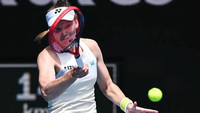 A cazaque Elena Rybakina devolve a bola na vitória sobre a polonesa Iga Swiatek em Melbourne (Foto: WILLIAM WEST / AFP)