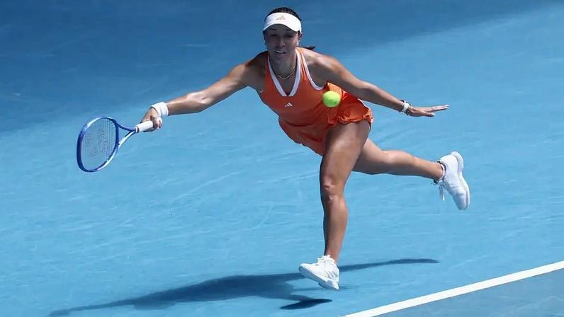 A americana Jessica Pegula se estica para devolver a bola contra a compatriota Amanda Anisimova no Australian Open (Foto: IZHAR KHAN / AFP)