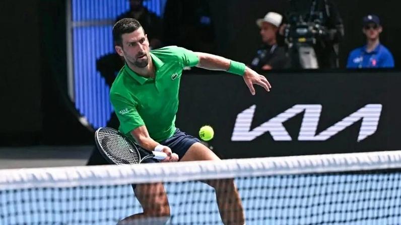 O sérvio Novak Djokovic na vitória sobre o italiano Lorenzo Musetti (Foto: WILLIAM WEST / AFP)