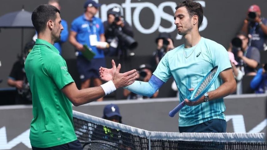 Desolado, Lorenzo Musetti deixa a quadra após se lesionar quando derrotava o sérvio Novak Djokovic (Foto: IZHAR KHAN / AFP)