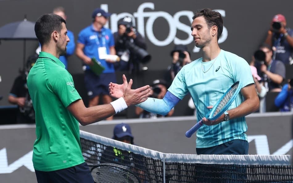 Desolado, Lorenzo Musetti deixa a quadra após se lesionar quando derrotava o sérvio Novak Djokovic (Foto: IZHAR KHAN / AFP)