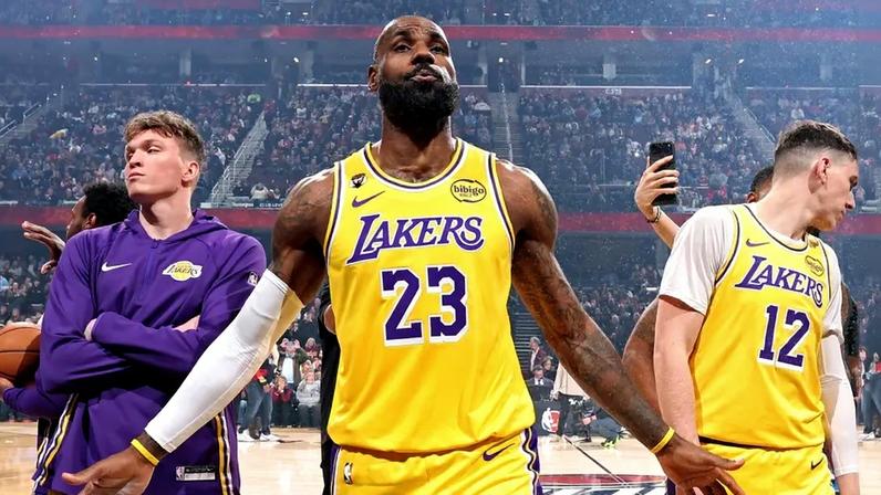 LeBron James lança pó de giz antes do jogo contra o Cleveland Cavaliers, na Rocket Arena. (Foto: Nathaniel S. Butler/Nbae/Getty Images/Afp)