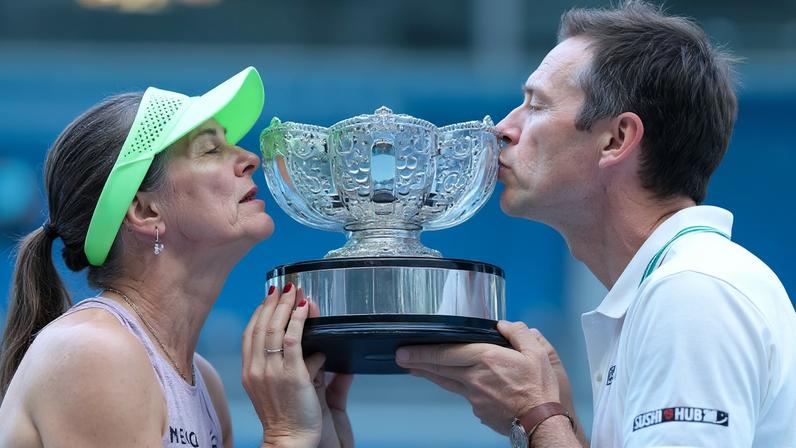 Os australianos Olivia Gadecki e John Peers com o troféu das duplas mistas (Foto: Martin KEEP / AFP)