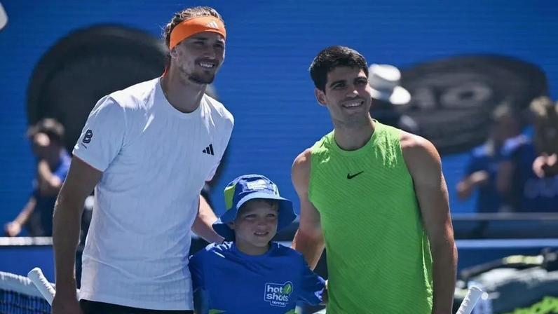 O alemão Alexander Zverev (e) e o espanhol Carlos Alcaraz posam antes da semifinal do Australian Open (Foto: WILLIAM WEST / AFP)