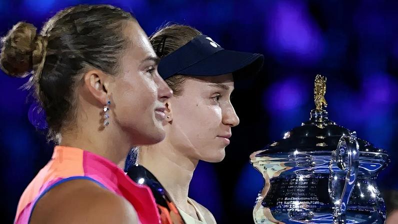 A bielorrussa Aryna Sabalenka e a cazaque Elena Rybakina na premiação do Australian Open (Foto: DAVID GRAY / AFP)