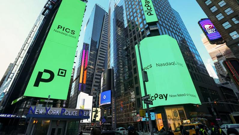 PicPay em destaque em painéis eletrônicos na Times Square, em Nova York, na manhã do IPO da empresa na Nasdaq nesta quinta-feira, 29 de janeiro de 2026 (Foto: Foto: Michael Nagle/Bloomberg)