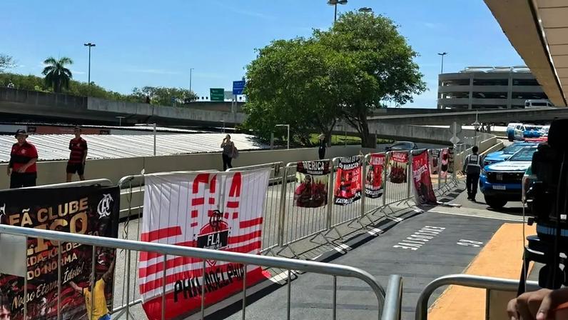 Torcida do Flamengo prende bandeiras nas grades do Galeão, onde chegará Paquetá (Foto: Lucas Bayer/Lance!)