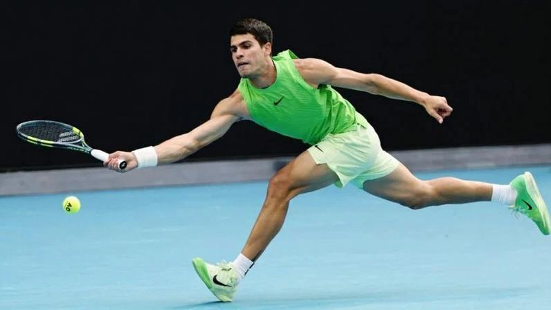 Carlos Alcaraz em jogo contra Alexander Zverev na Austrália