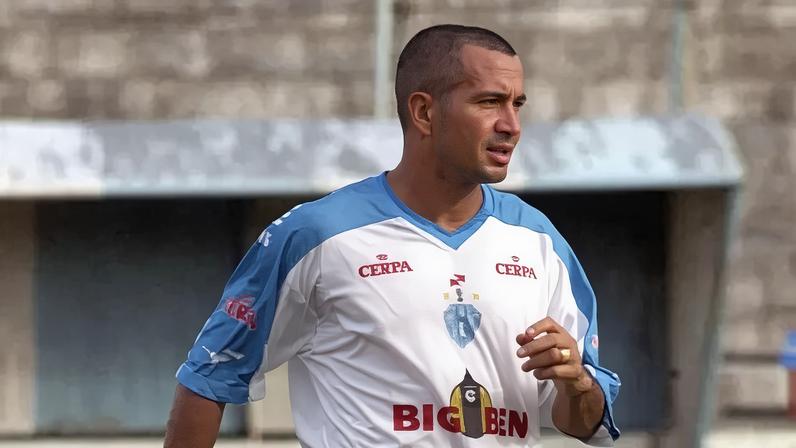 Arinélson em ação pelo Paysandu no começo dos anos 2000; jogador foi uma das grandes promessas do Santos nos anos 1990.