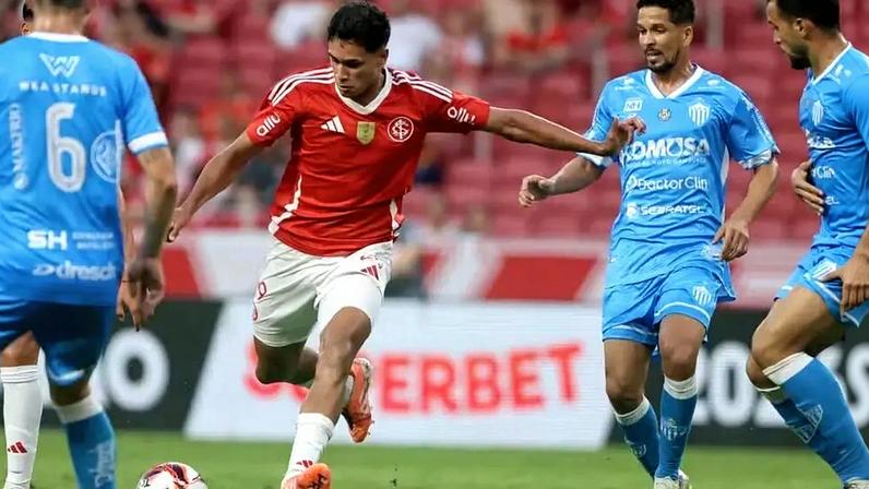 João Bezerra na sua estreia pelo profissional, contra o Novo Hamburgo (Foto: Ricardo Duarte/SC Internacional)