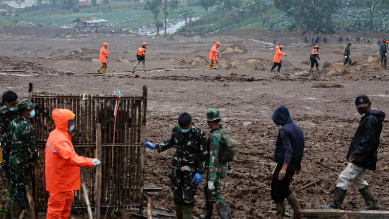 Mortes por deslizamentos na Indonésia sobem para 34, diz oficial